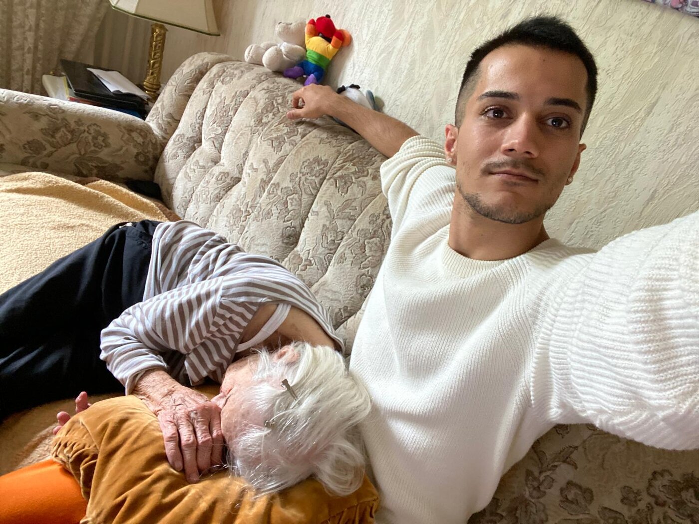 Amir und Agnes auf dem Sofa