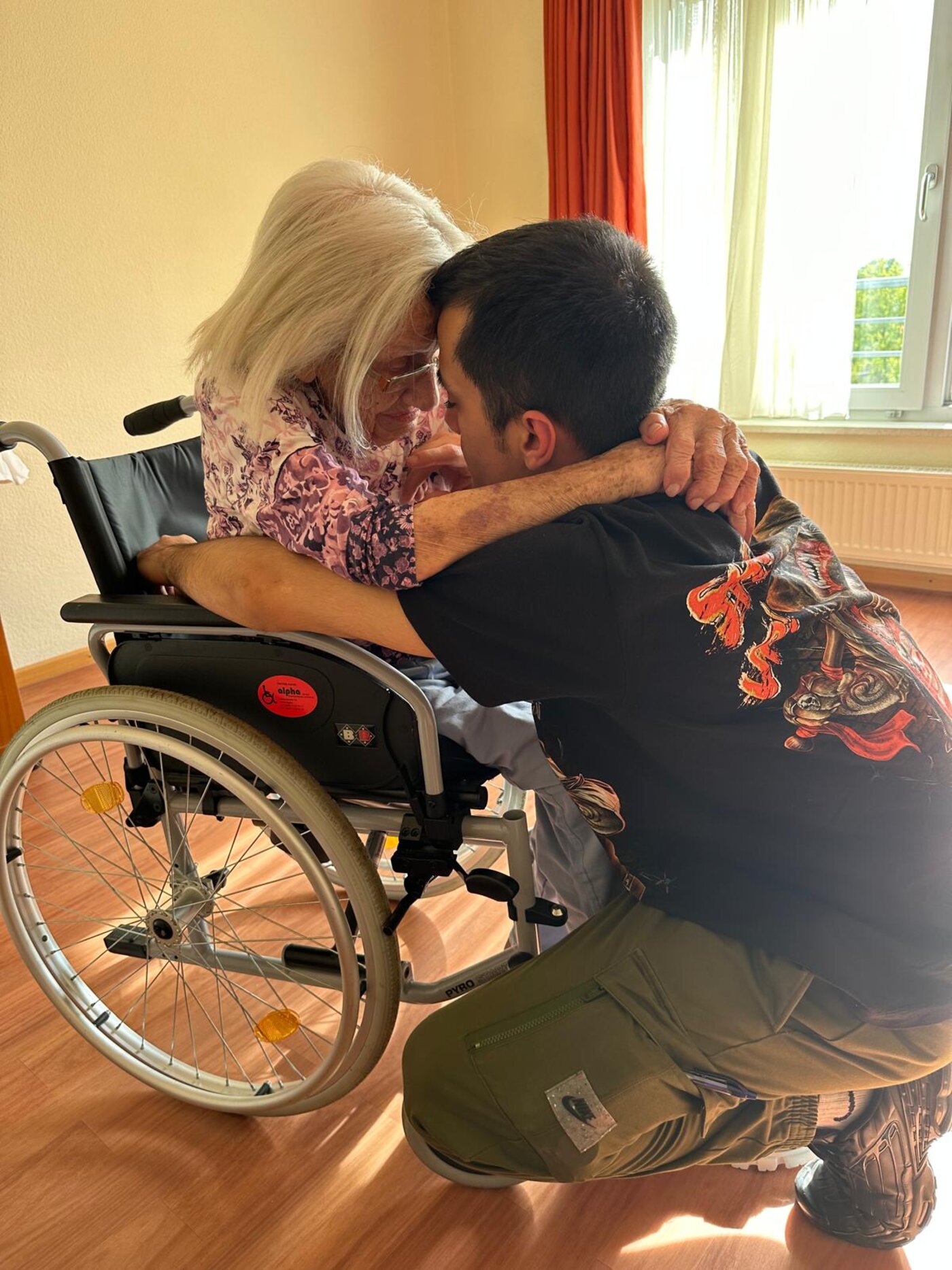 Amir und Agnes in einer innigen Umarmung